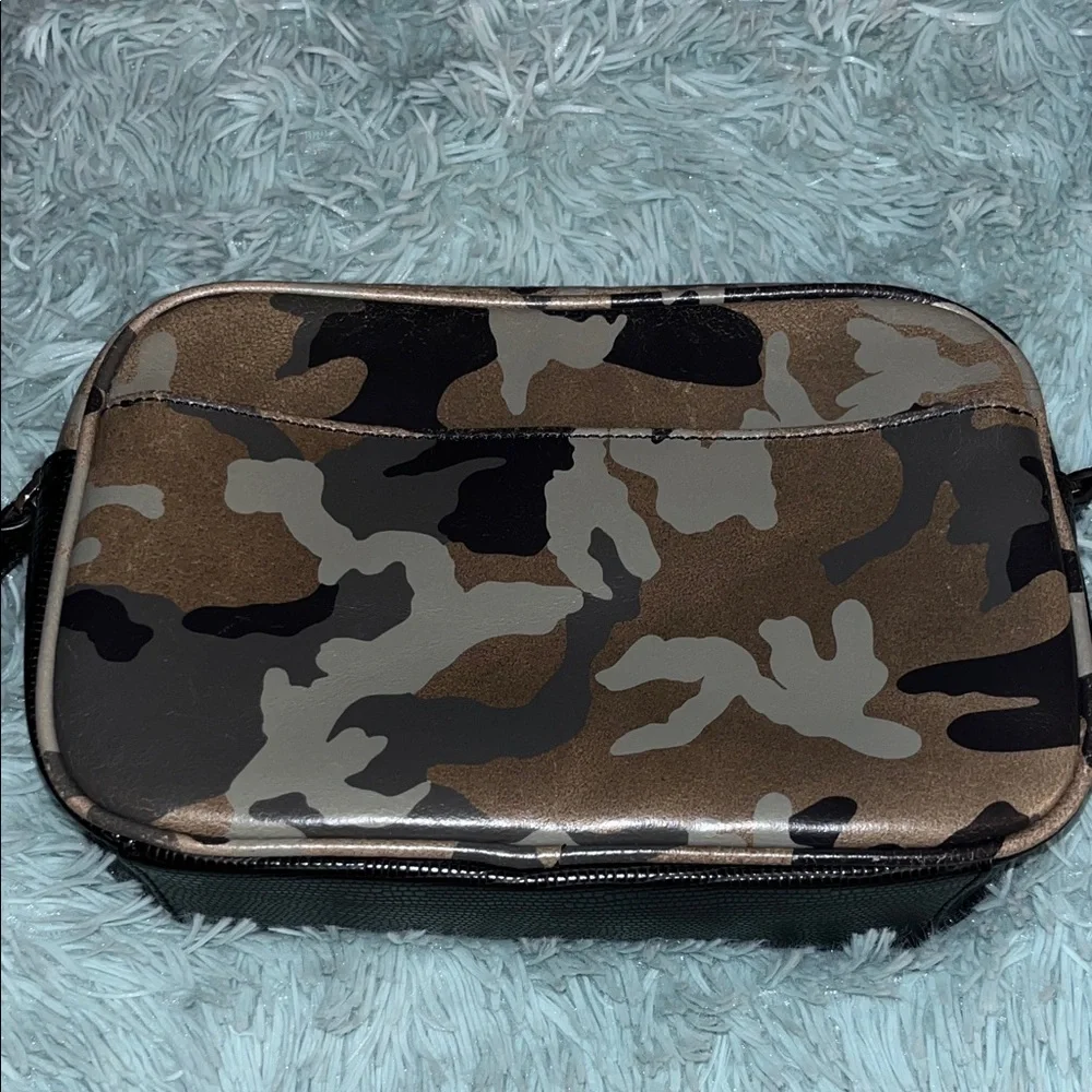 GILI CAMO LEATHER CROSSBODY BAG/ SILVER ID WRISTLET EUC - Picture 8 of 11